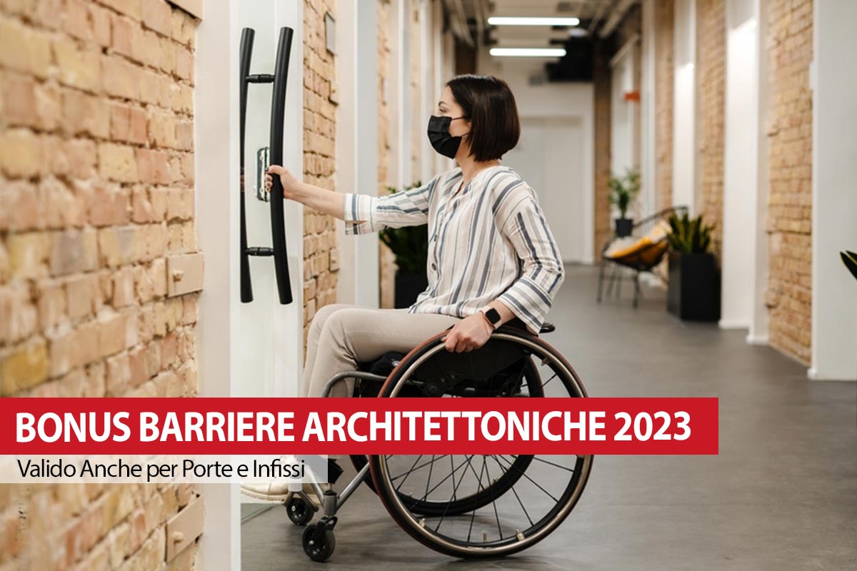 donna su sedie a rotelle apre porta anti barriere architettoniche